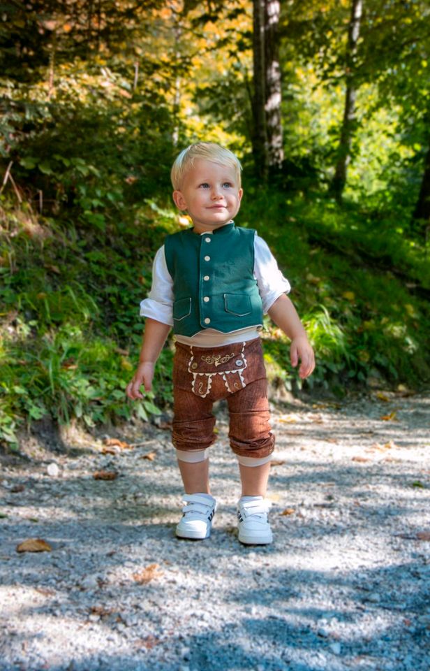 Kindertrachten-Outfit (Gr. 116): Trachtenhose, -weste und -hemd in Piding