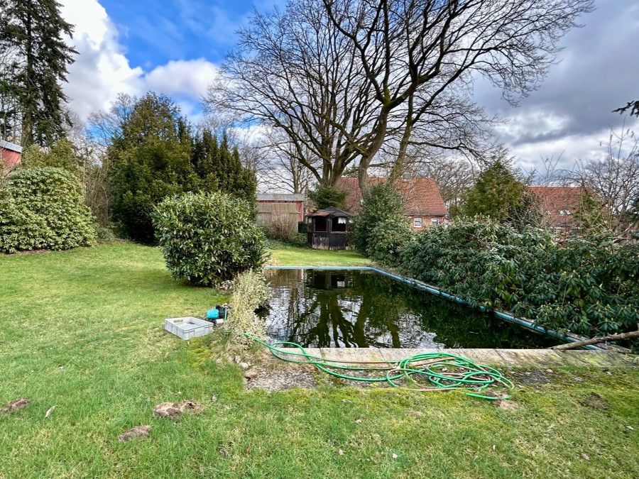 Bungalow mit viel Grün, Pool und Potenzial in Jesteburg