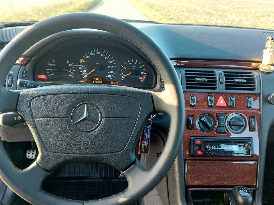Mercedes Benz E-Klasse W210 E240 Kombi in Langenenslingen
