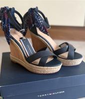 Super schöne Tommy Hilfiger Sandalen neu mit Etikett Sachsen-Anhalt - Aschersleben Vorschau