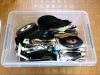 Mindestens 200 Schallplatten (Singles) in großer Box Baden-Württemberg - Wertheim Vorschau