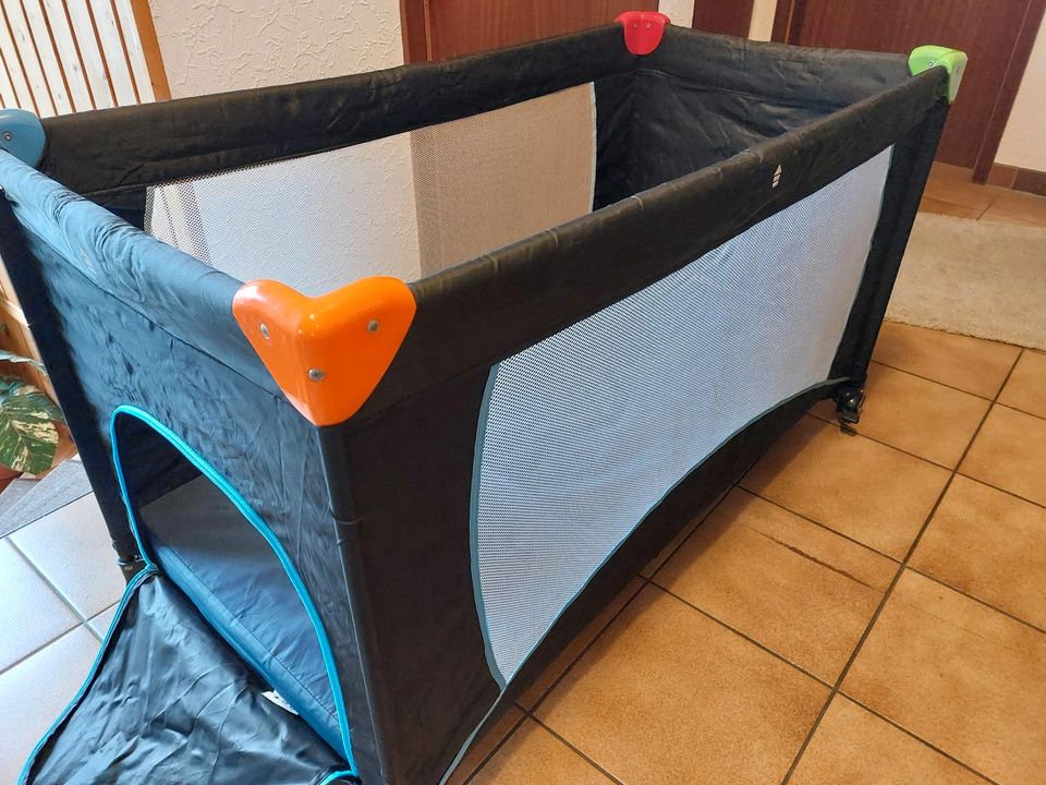 Kinderreisebett von "Toys r us" mit zusätzlicher Matratze in Staufenberg