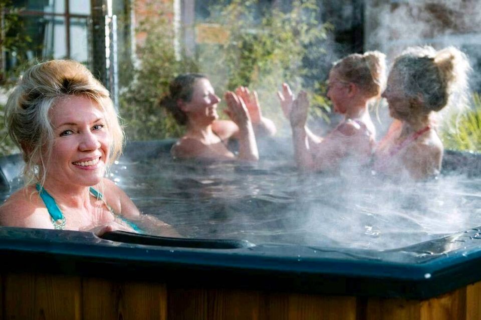 Achteckiger Badezuber Edelstahl Holzofen GFK Acryl Hot Tub Zuber Badefass Whirlpool Pool Sauna Fasssauna Garten Haus Erfurt Grill Kamin Brennholz Tiny House Terrasse Urlaub Ferienhaus Sauna Hochzeit in Erfurt