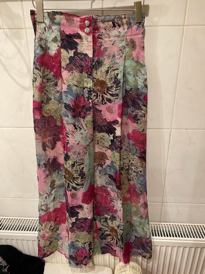 Clasen sommerhose mit Blumen gr 38 in Paderborn