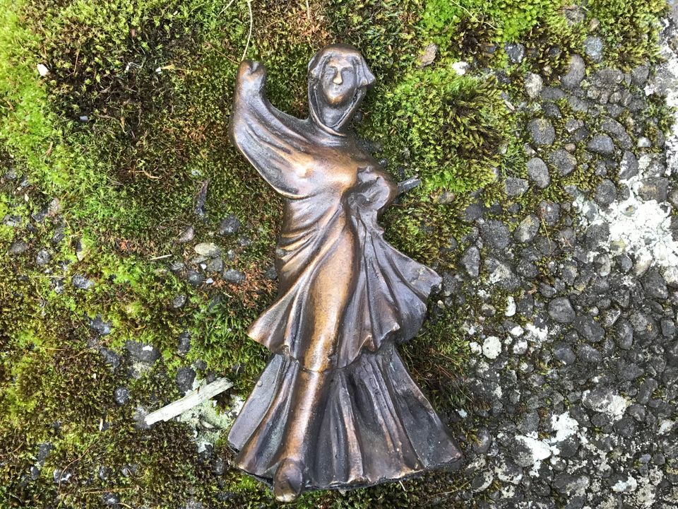 Bronze Figur „Tänzerin von Myrina“ Repro antikes Griechenland in Ahorn