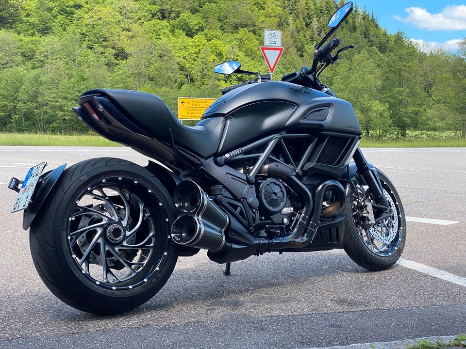 Ducati Diavel 1. Hand ABSOLUT NEUWERTIG Termingnoni in Neuried