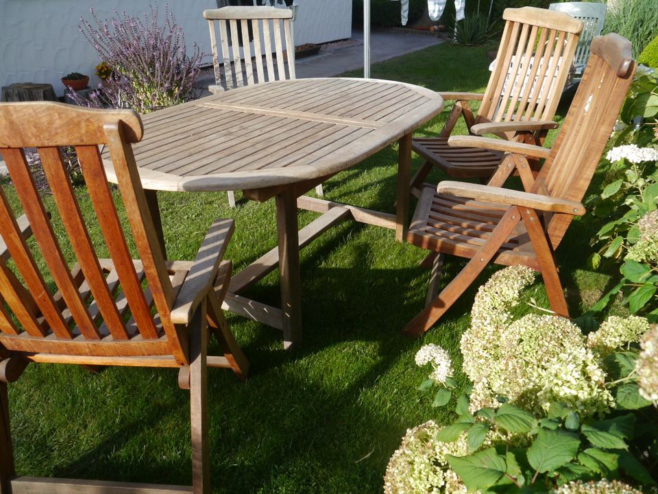 Teakholz Gartenmöbel, ausziehbarer Tisch und 4 Klapp-Gartenstühle in Trochtelfingen