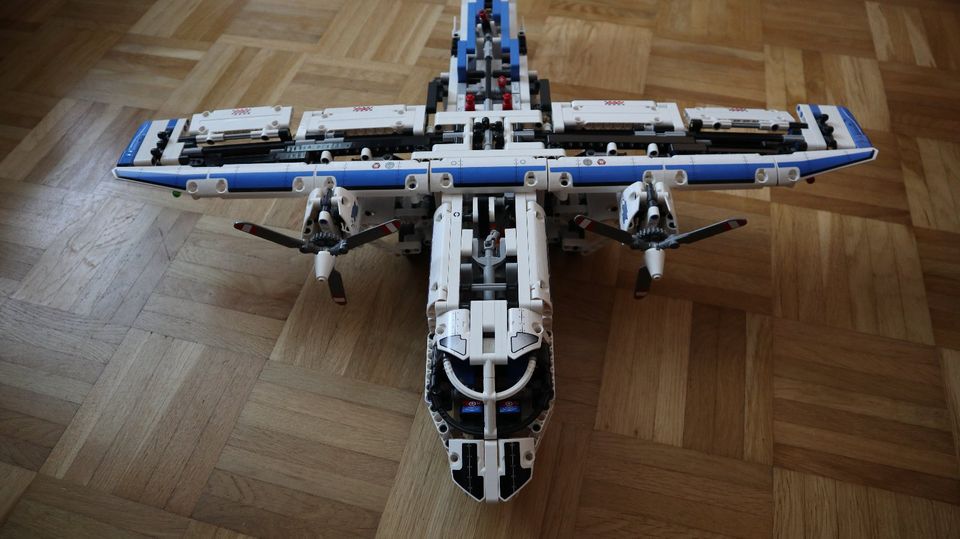 LEGO Frachtflugzeug 42025 in München