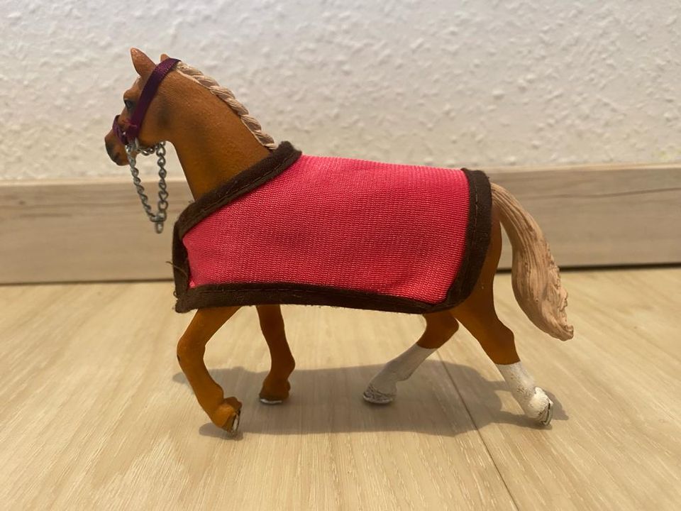Schleich Pferd: Vollblut mit Decke in Upgant-Schott