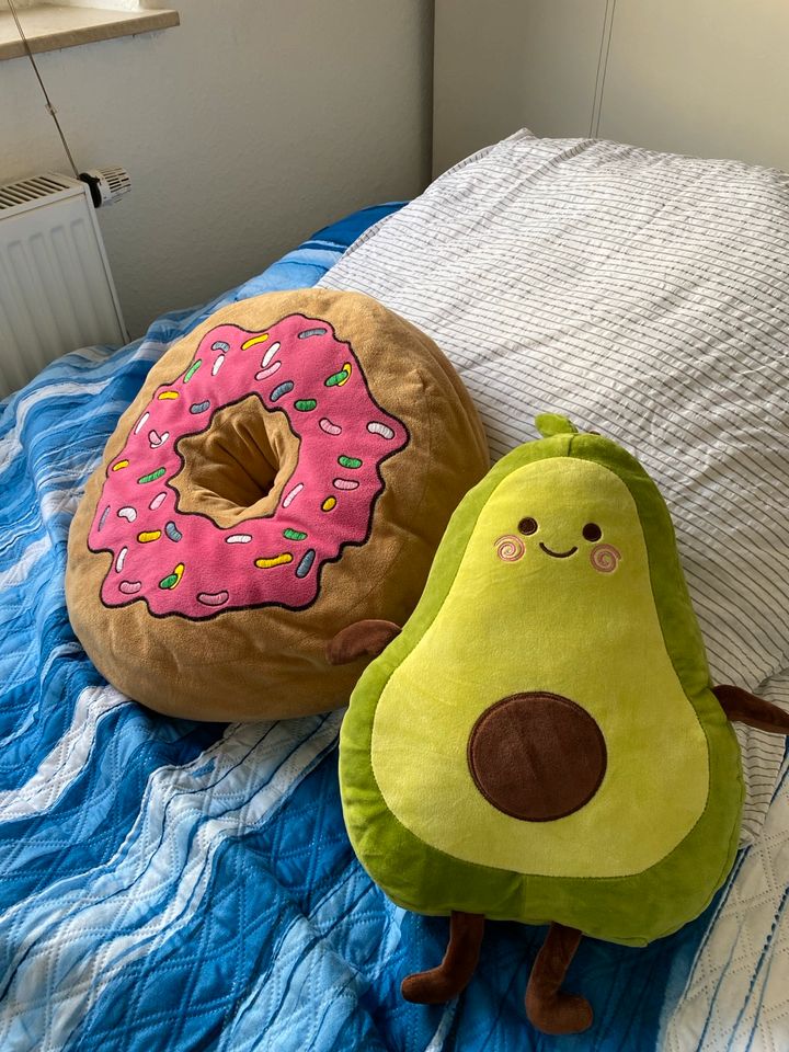 Avocado und Donut Kissen in Düsseldorf