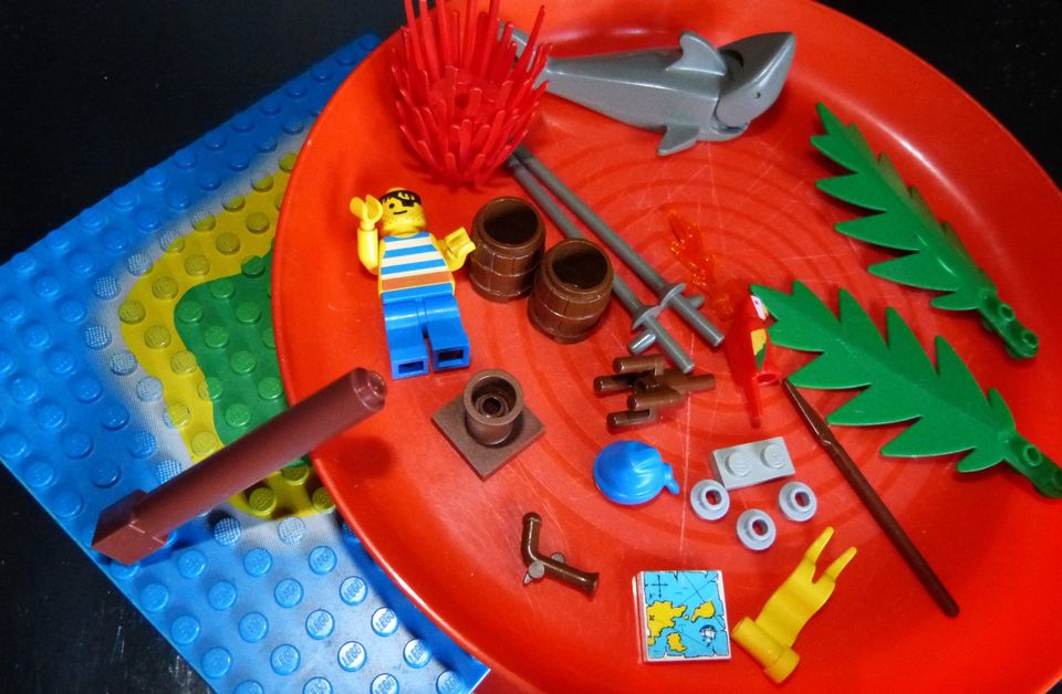 LEGO - Orig. LEGO Platte Insel m. Matrose/Pirat u Hai und Zubehör in Seevetal