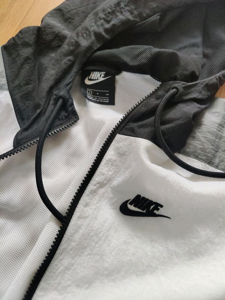 Nike Heritage Laufjacke Hoodie in Wiesbaden