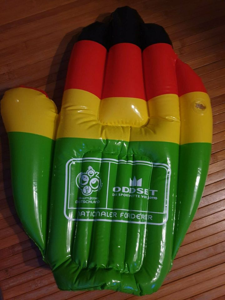 Deutschland WM Fan Handschuh zum Aufblasen in Hamburg