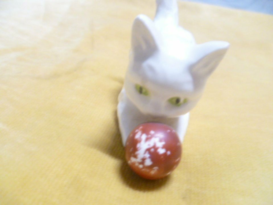 70er Jahre Goebel Figur CK 364 5/0 Katze mit Ball aus Vitrine !! in Sternenfels