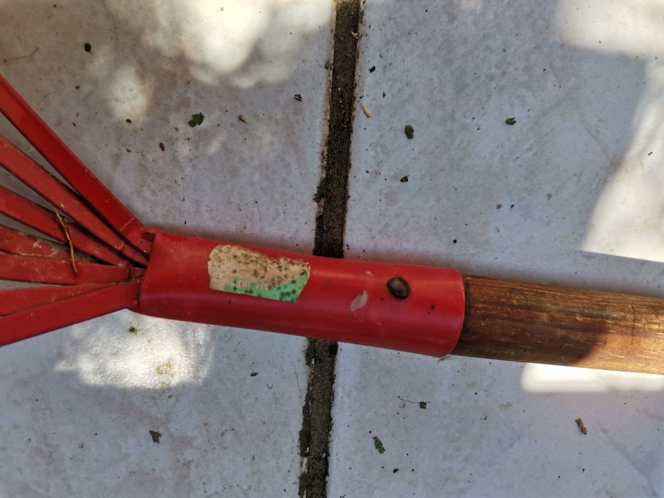 2x Kinder Gartenwerkzeug Laubharke Blätterrechen Garten Werkzeug in Hochheim am Main