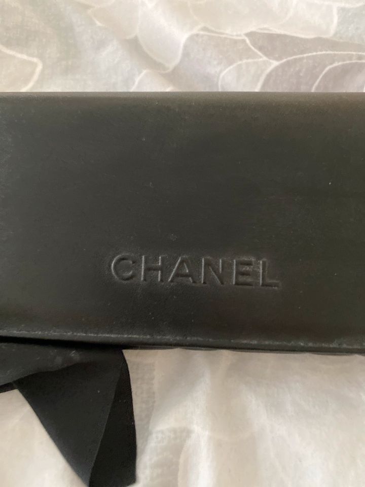 Sonnenbrille von Chanel in Langgöns