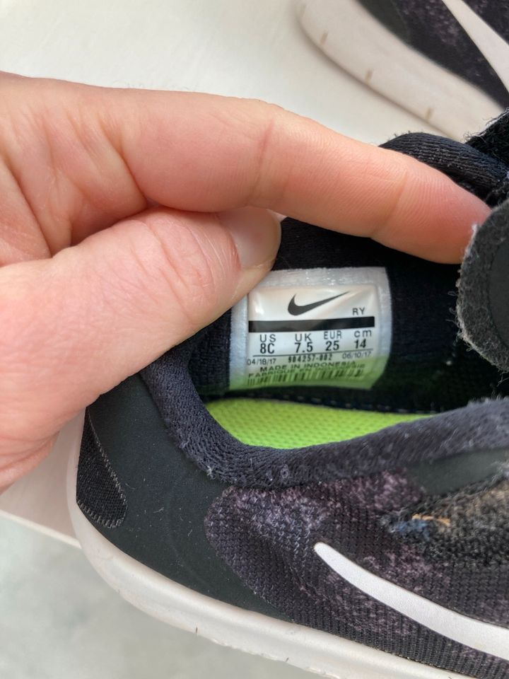 Nike Turnschuhe Größe 25 in Eichenzell
