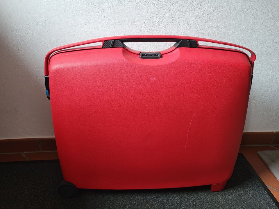 Roter Hartschalenkoffer, ca. 60x70cm in Pilsach