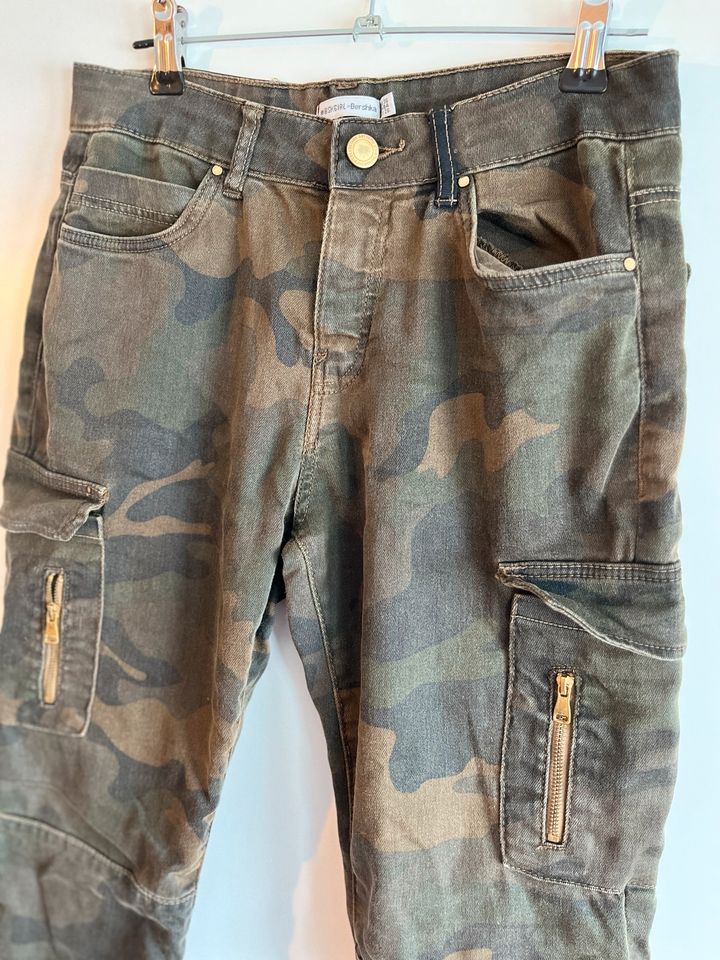 **BERSHKA** Cargohose Skinny Gr. 36 camouflage in Klütz