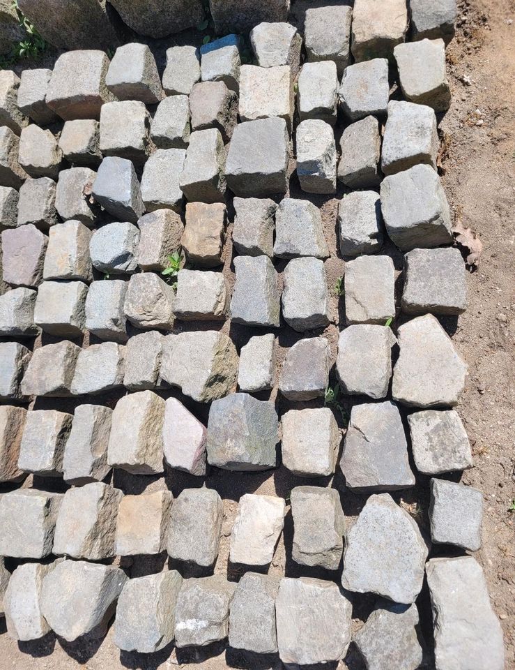 Historische Grauwacke Pflastersteine wie Granit,Basalt Kopfstein in Ahlefeld