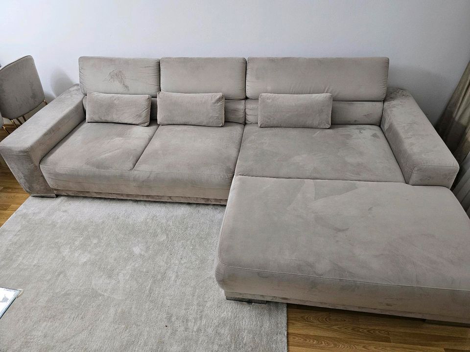 Ecksofa/Couch Beige/Sandfarbe mit verstellbare Kopflehnen in München