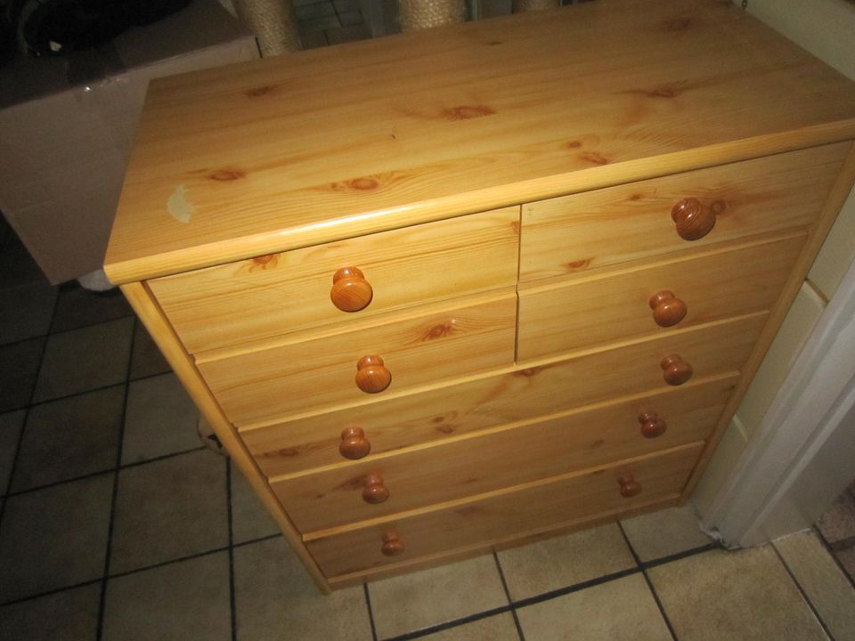 kleiner Schrank (Holz) in Grafhorst