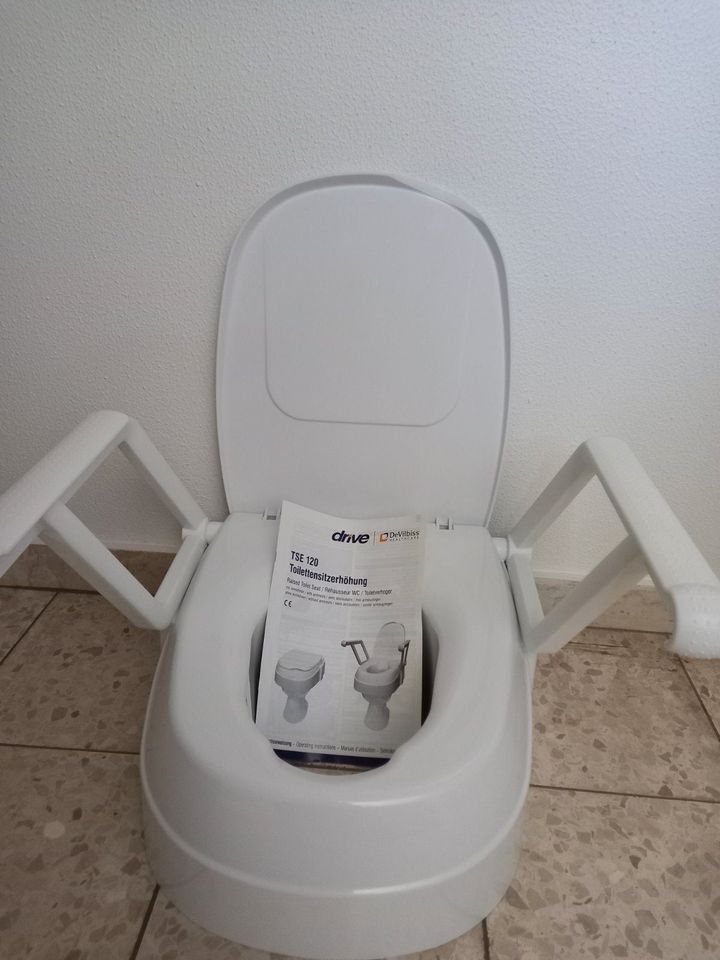 Toilettensitzerhöhung TSE 120 mit Armlehnen in Eppingen