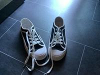 NEU!!! TURNSCHUHE SNEAKER SCHWARZ-WEISS Gr. 40/41 Sachsen-Anhalt - Lieskau Vorschau