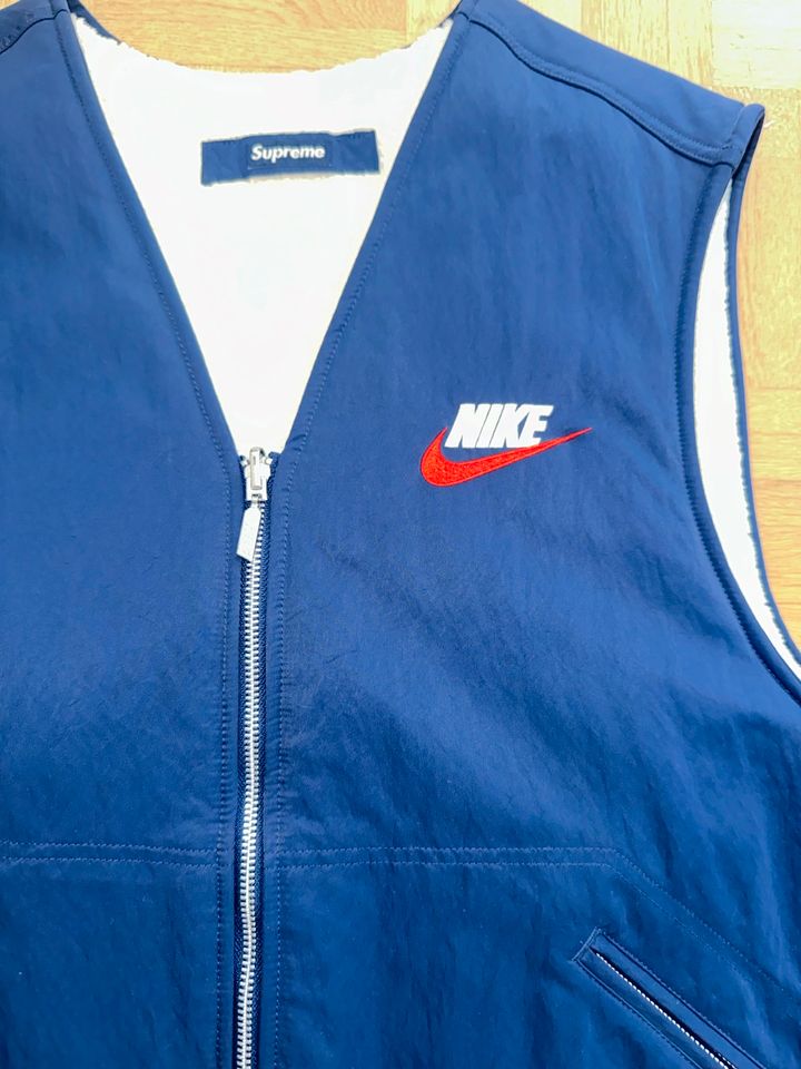 Supreme Nike Reversible Nylon Sherpa Vest in München