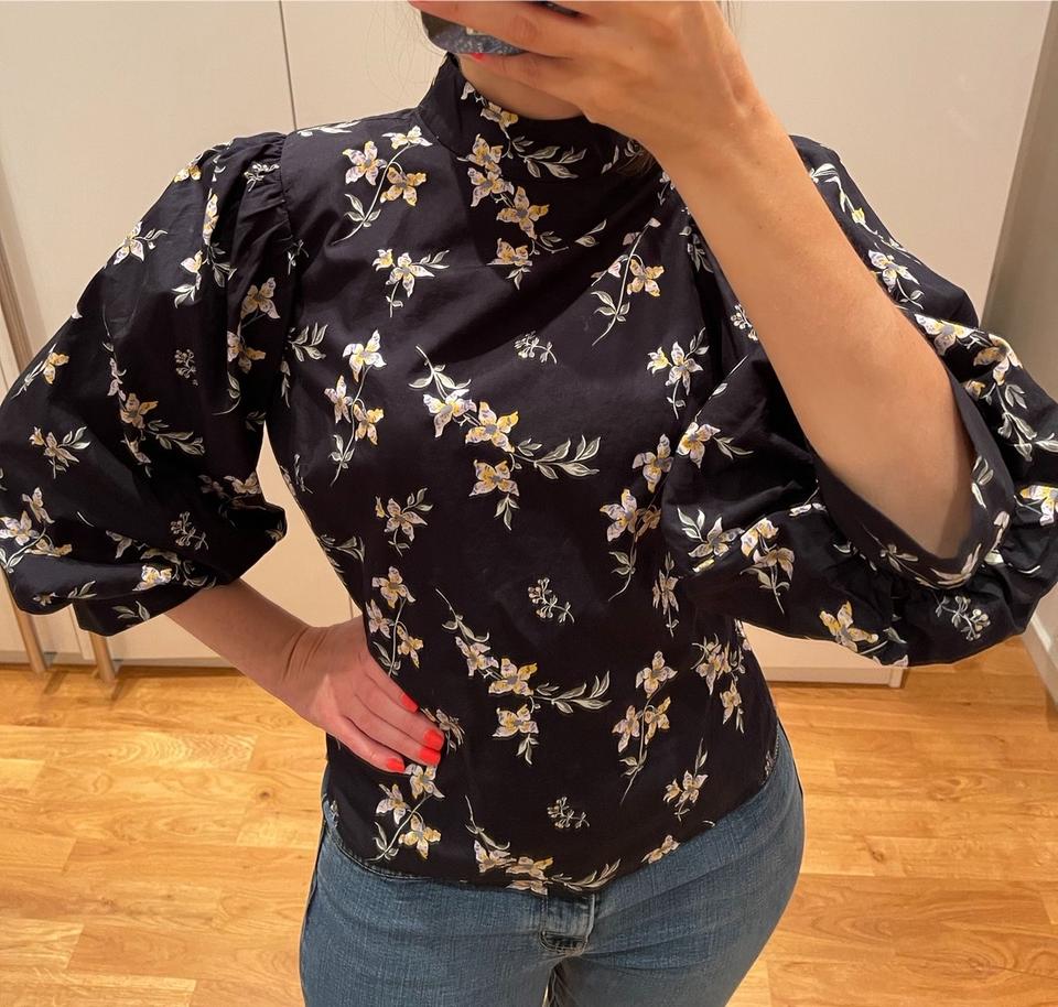 Levi’s Bluse XS schwarz Blumen Trompetenärmel NEU !!! in Berlin