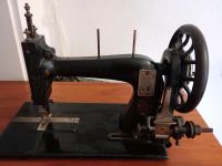 Antike Nähmaschine auf schöner Holzplatte zur Deko Bayern - Moosinning Vorschau