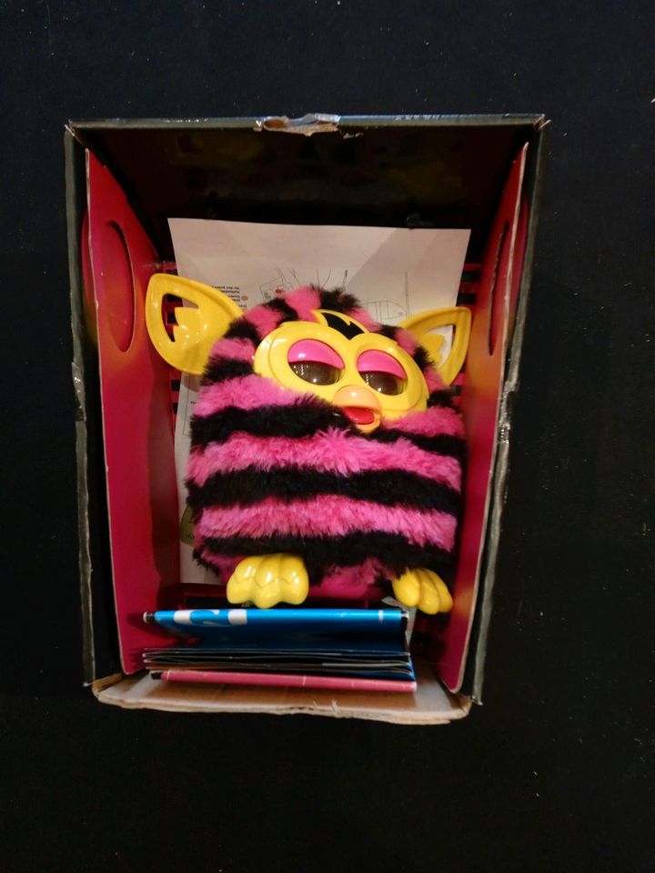 Furby von Hasbro pink schwarz in Tiefenbach