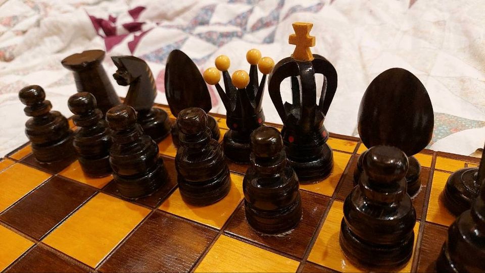 Schach, aus Holz, Handarbeit in Tosterglope