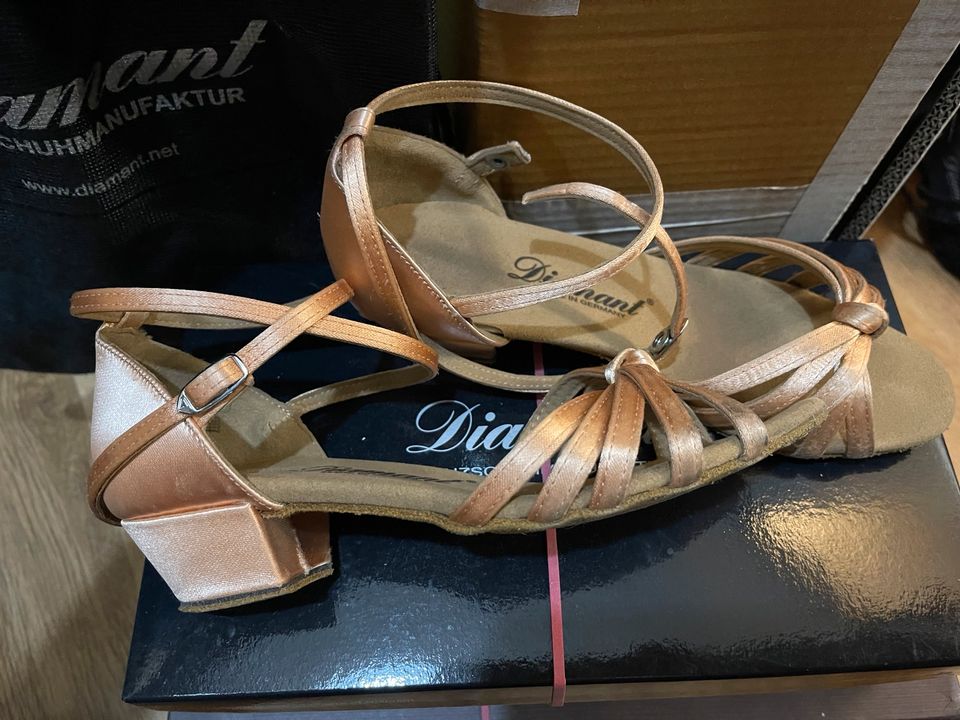 Tanzschuhe DIAMANT flach 36 37 nude Damen Satin Leder Sandale RAR in Köln -  Ehrenfeld | eBay Kleinanzeigen ist jetzt Kleinanzeigen