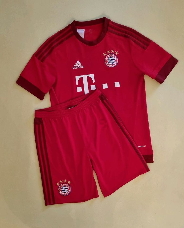 FC Bayern Shirt Trikot mit Hose Nr.11 Gr. 176 in Berglern