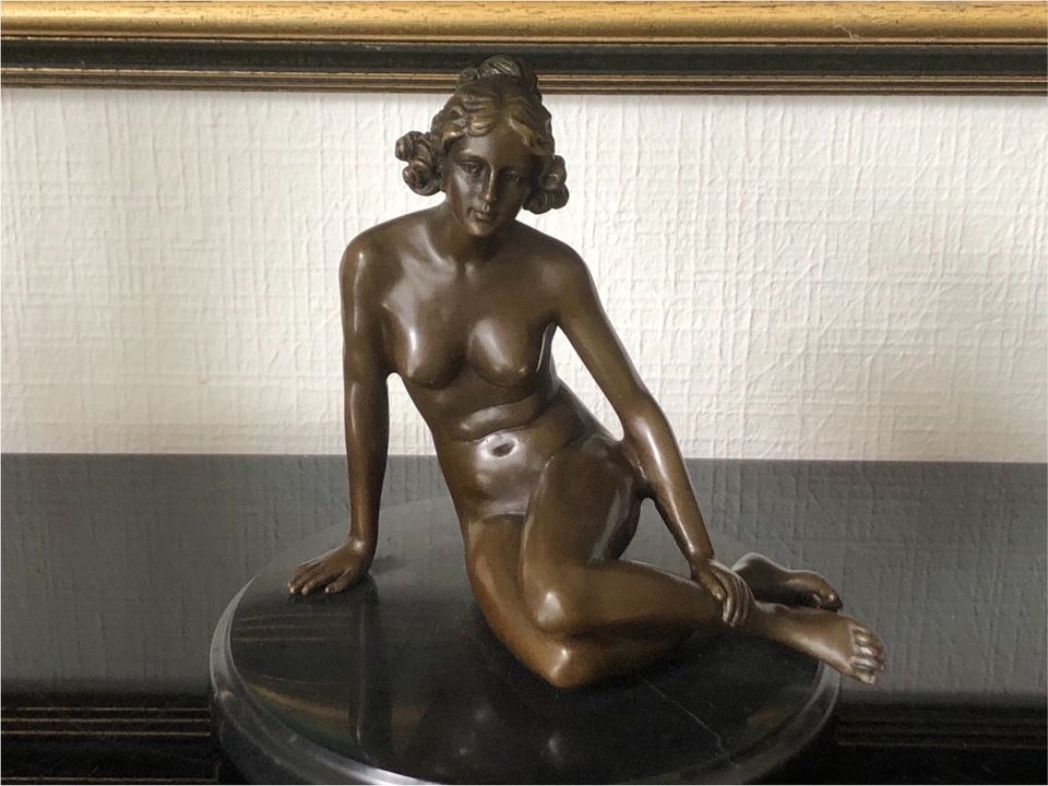Bronzefigur Frau sitzend Jugendstil Bronze Skulptur in Centrum