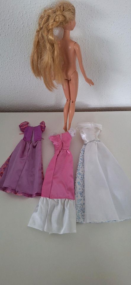 Barbie Puppe und 3 Kleider in Landshut