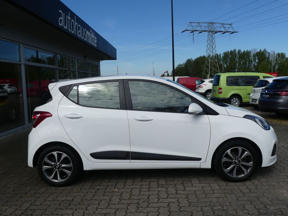 Hyundai i10 YES Gold Shz Pdc Klimaautomatik in Dessau-Roßlau