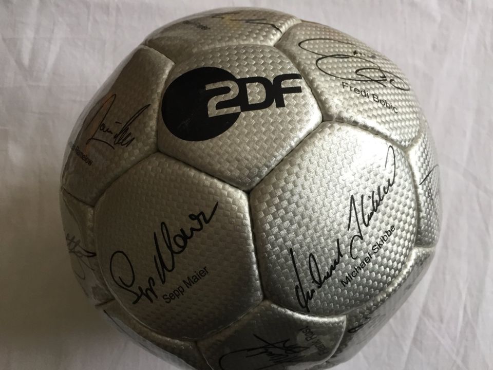 DFB Wimpel WM / ZDF-DFB Ball / DFB Schals / DFB Caps / u.a. in Köln