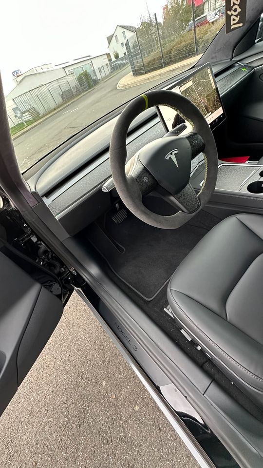 E-rik‘s Garage Tesla Model 3/Y Lenkrad Carbon Alcantara Leder in Fernwald