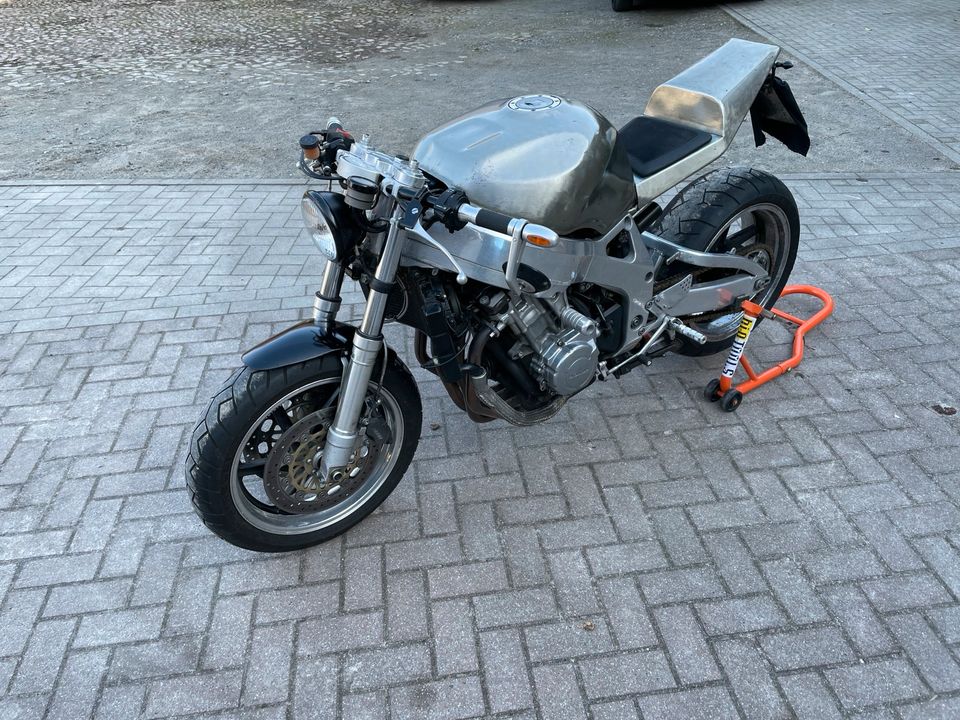 Honda CBR900 Fireblade SC33 Custom Streetfighter in Meine