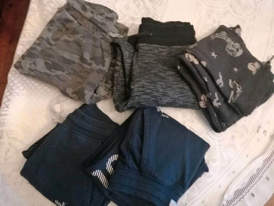 Jogging Hosen 8 Stück 134-140 in Pforzheim