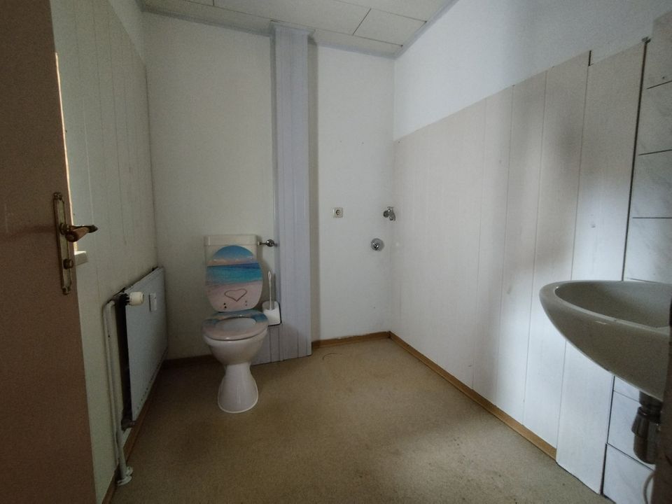 Geräumige 4 Zimmer Wohnung / Mietfrei für Renovierungsarbeiten in Lugau