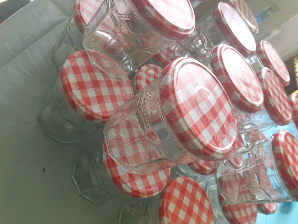 30 Marmeladen  Gläser  mit  Deckel in Beselich