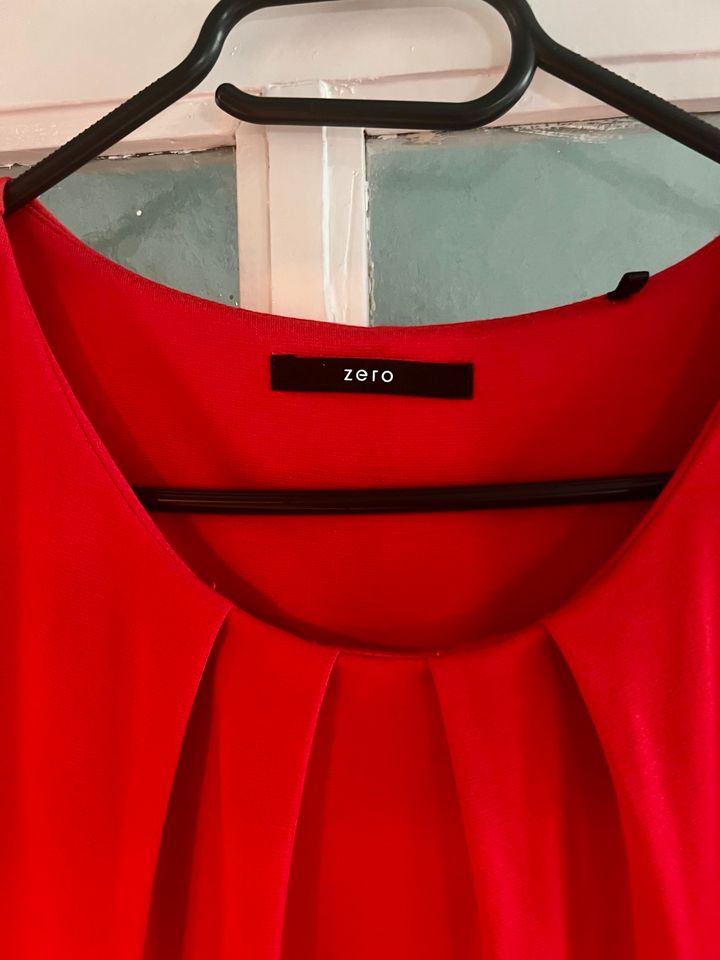 ZERO Kleid Prinzessform rot mit Gürtel Größe 40 in Berlin