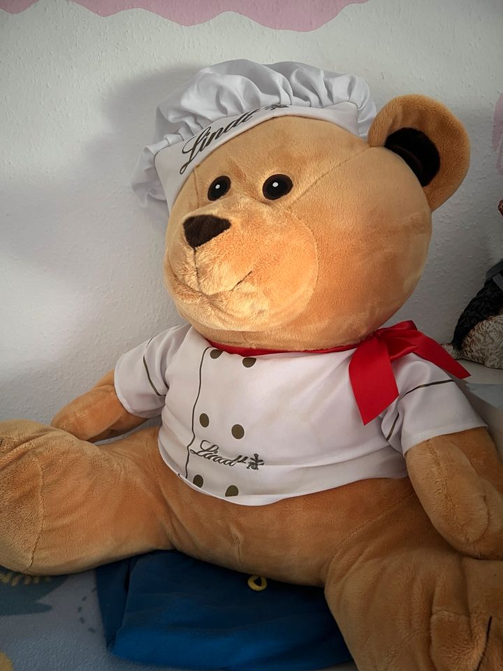 Riesenteddy, Teddybär mit Kochmütze in Teltow