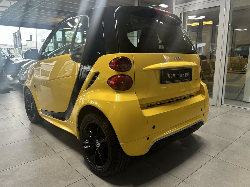 Smart fortwo coupé mhd Cityflame NAVI+SERVO+KLIMA+SHZ+ in Asperg