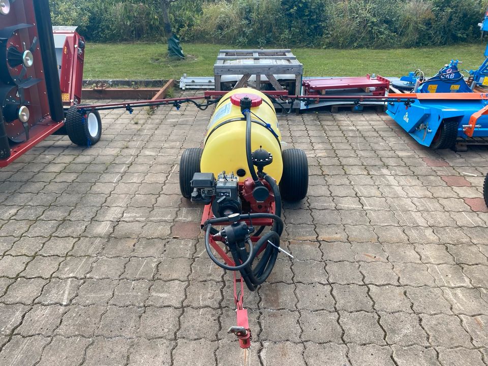 Hardi Gemini Anhängespritze gezogen mit eigenem Motor in Geschendorf