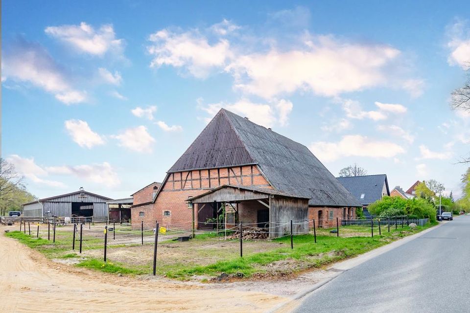 Traumhaftes Landleben: "Renovierungsbedürftiger Resthof mit vielfältigen Nutzungsoptionen" in Lehmrade Holstein
