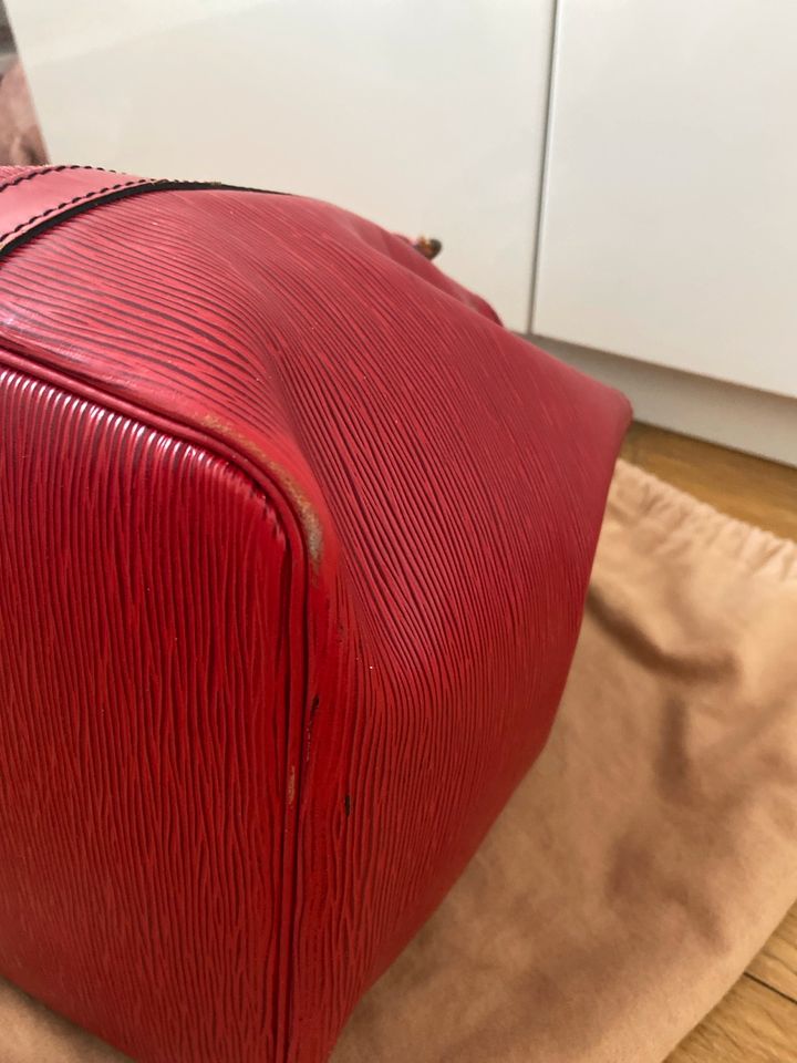 Louis Vuitton Vintage Le Sac Noe rot gross in München